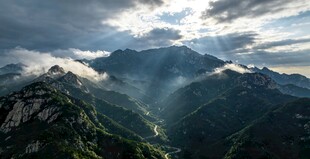 山间云海日出壮丽景观