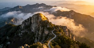 日出云海中的壮美山峦