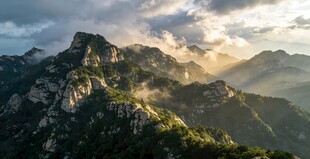 壮丽山景阳光穿透云层