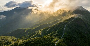 山间晨曦美景