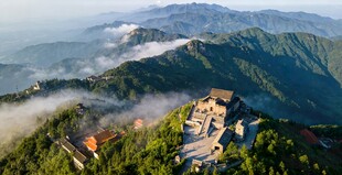 山峦云海间的壮美景观