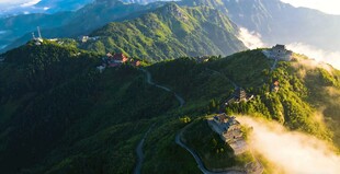 山间美景俯瞰壮丽风光