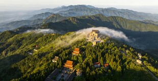 山峦云雾间的壮美景观