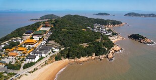 海岛风光岸边建筑与青山碧海