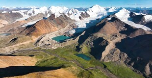 壮丽雪山山谷风光
