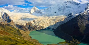 壮丽高山湖泊美景