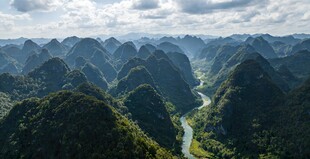 壮美山峦间的蜿蜒河流