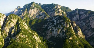 壮丽巍峨的翠绿山峰