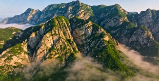 壮美山峦云雾缭绕景观