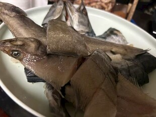 盘中待烹的多尾新鲜小鱼