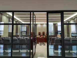 现代玻璃门会议室全景
