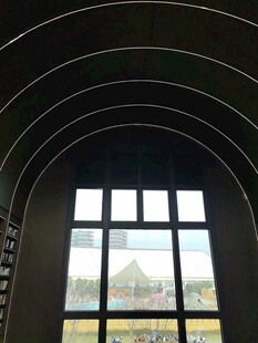 拱形窗户外的美丽景致