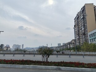 城市街道旁的建筑景观
