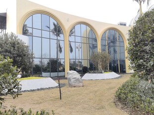 现代拱形玻璃建筑景观