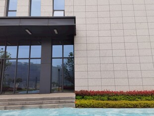 现代风格建筑外观一角