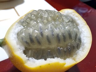 切开的多汁热情果果肉