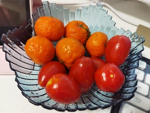 玻璃盘中的橘子与番茄