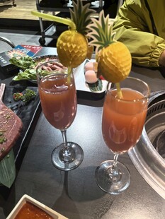 两杯果饮搭配精致餐食