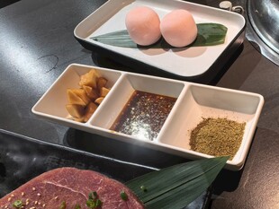 日式刺身及调料摆盘