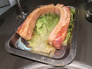 美味烤排骨配新鲜生菜