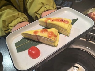 精致三角糕点配樱桃