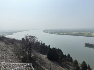俯瞰宁静江面与两岸风景
