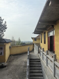 古建庭院中的石阶与房屋