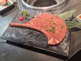 美味战斧牛排摆盘精致