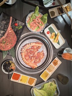 丰盛火锅美食拼盘