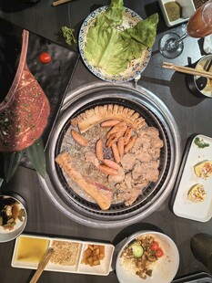 韩式烤肉美食丰盛场景