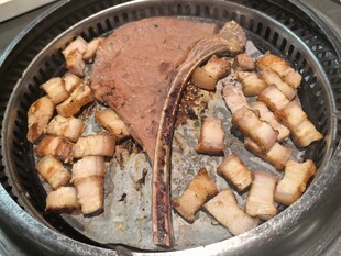 锅中煎制的肉块与牛排