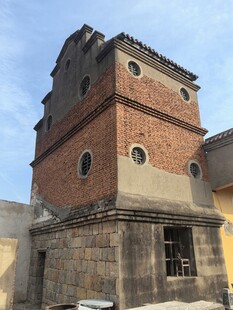 古老多层砖楼建筑风貌