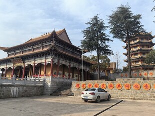 中式古建筑前的街道景象