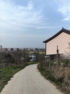 乡村小道旁的粉色小屋