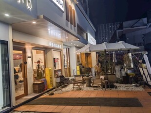 夜晚街边温馨的店铺场景