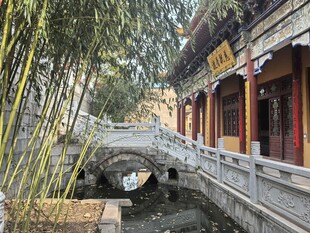 古巷流水旁的中式建筑
