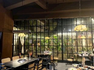 温馨室内绿植餐厅场景