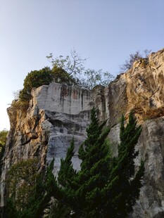 陡峭岩壁