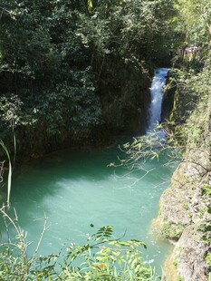 山间瀑布