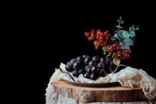 木桶上的葡萄与多彩植物