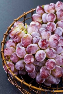 篮子里的紫葡萄