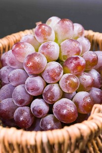 篮子里的紫葡萄