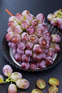 新鲜紫葡萄