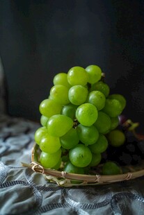 篮子里的青葡萄
