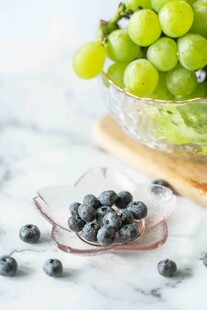 玻璃碗中的新鲜蓝莓与葡萄