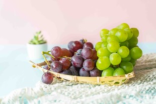 多彩葡萄摆于精致托盘上