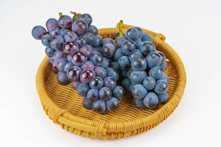 木盘上的紫蓝葡萄