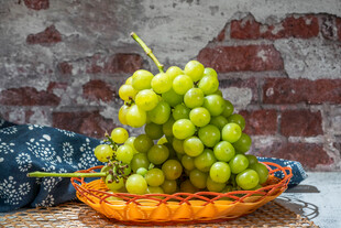 篮子里的鲜绿葡萄