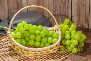 竹篮中的鲜绿葡萄