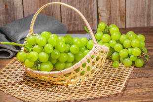 竹篮中的鲜绿葡萄